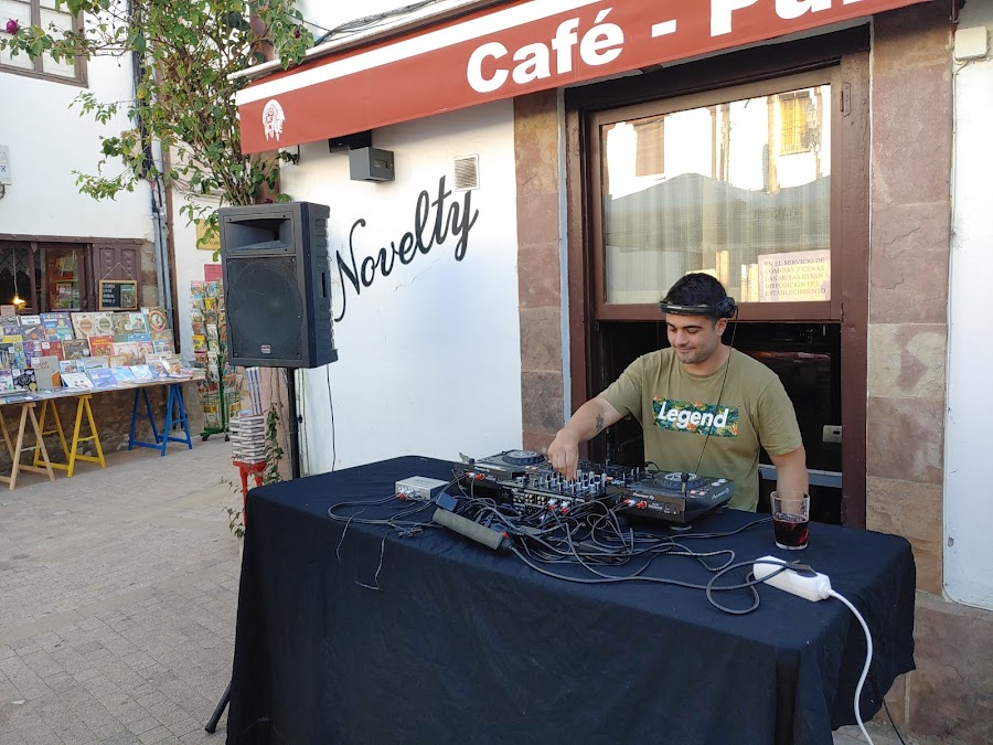 Cafe-Pub Novelty