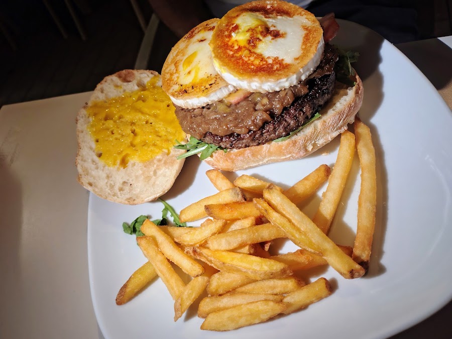 Bar de las piscinas de Cadrete